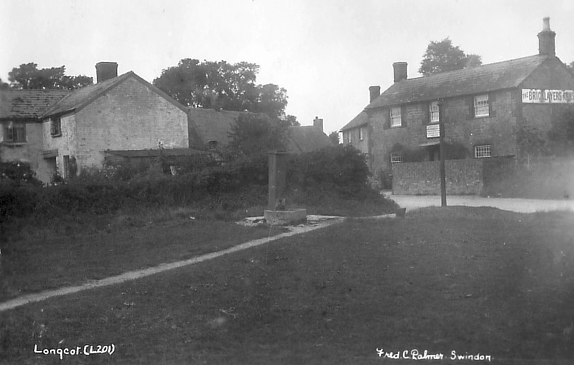 A photo from circa 1925 showing the village pump and the Bricklayers Arms pub behind. Photo courtesy of Paul Williams