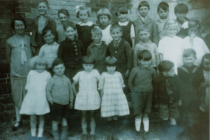 Ashbury school children from 1928 and a list of nearly all of their names